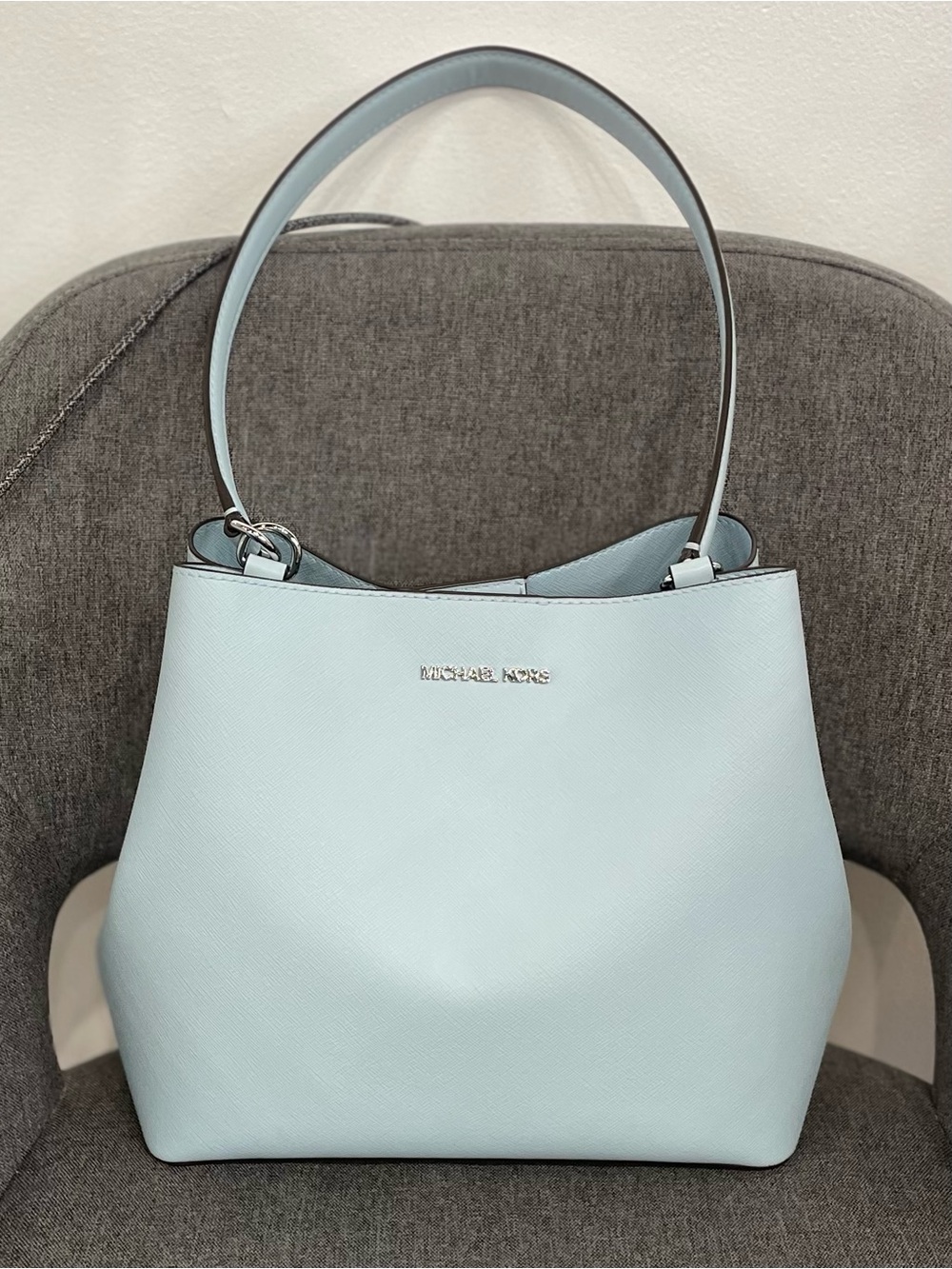 Michael Kors PRATT 3554S3FS2l
VISTA BLUE MD BCKT SHLDR